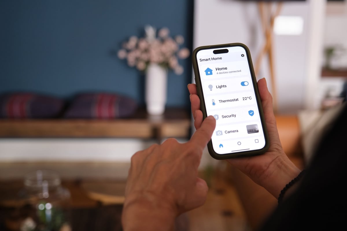 Smart home control with smartphone